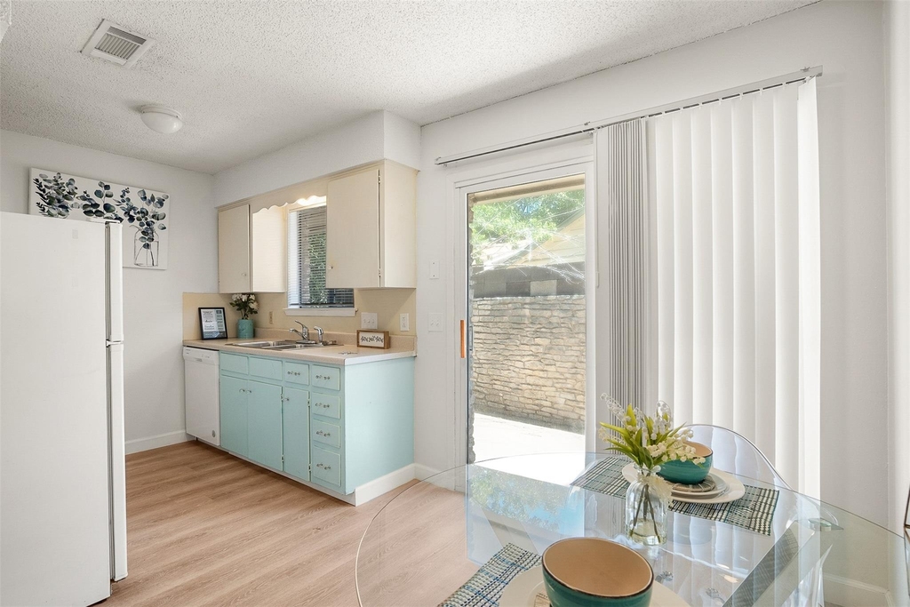 8603 Woodstone Dr - Photo 2