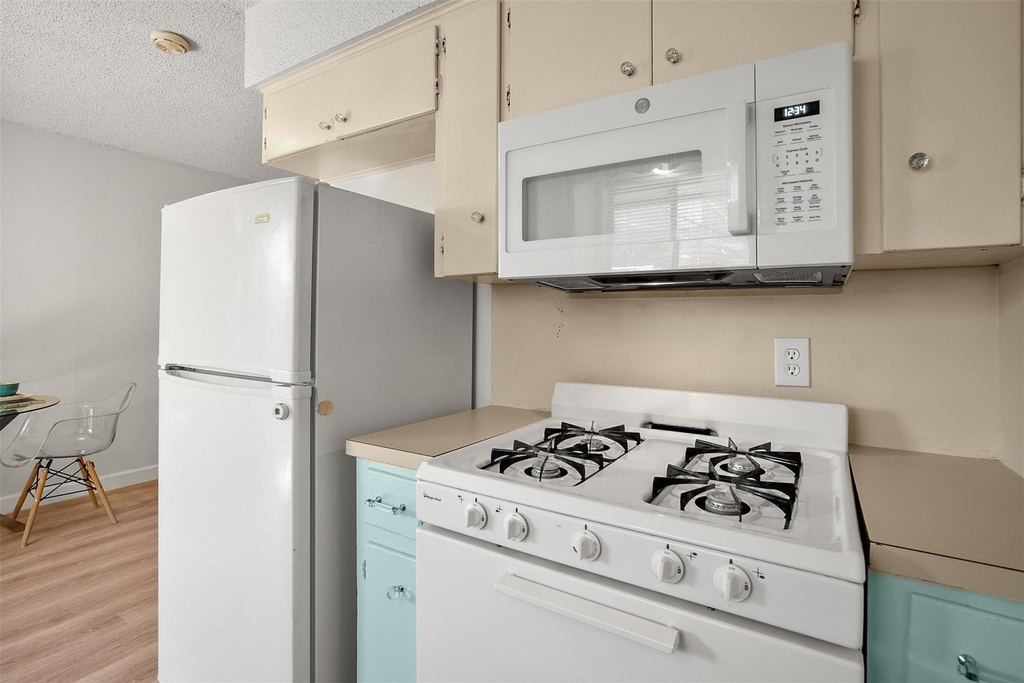 8603 Woodstone Dr - Photo 2