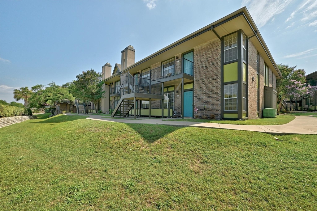 7685 Northcross Dr - Photo 16
