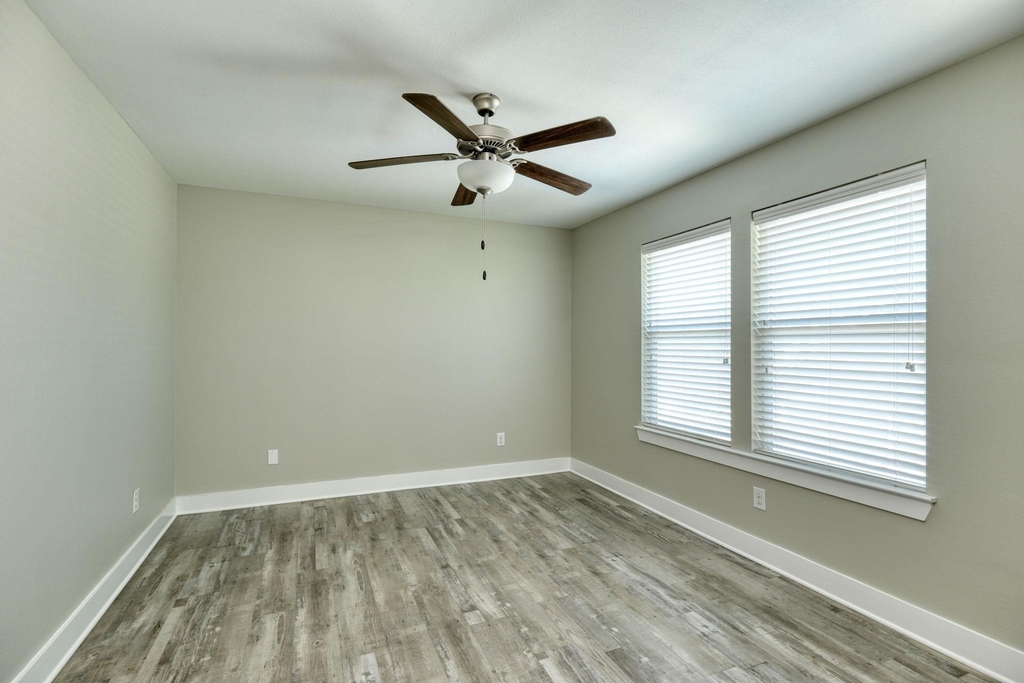 615 Spring St - Photo 3