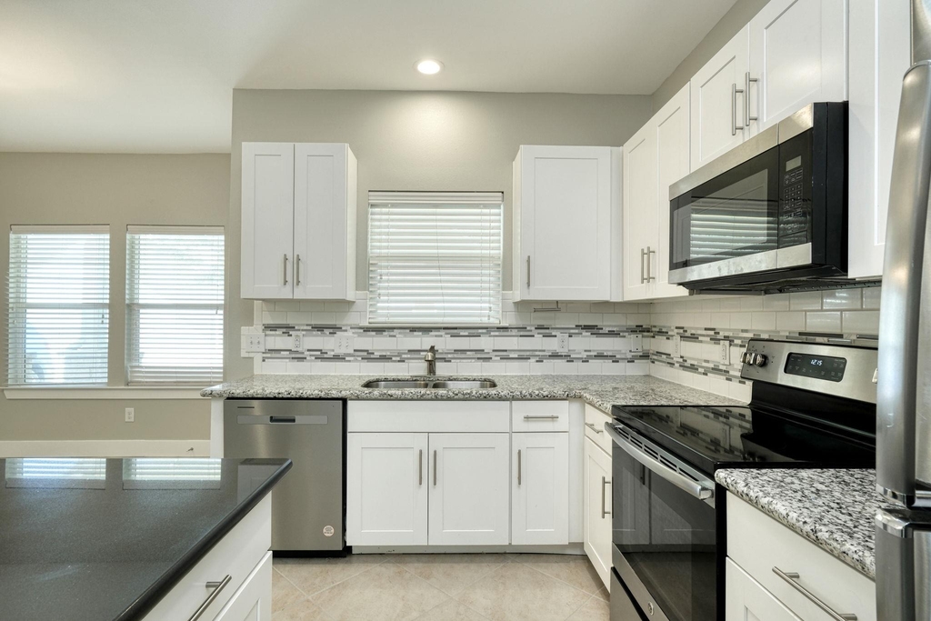 615 Spring St - Photo 2