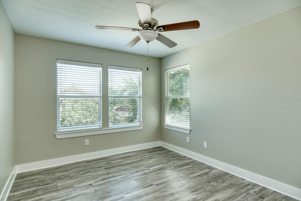 615 Spring St - Photo 5