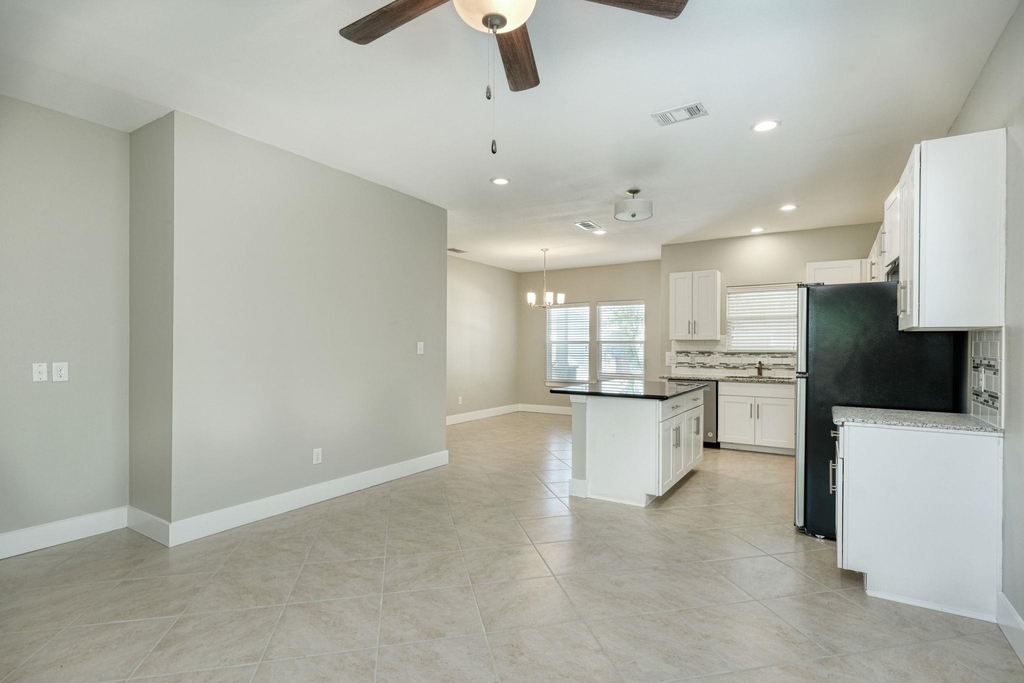 615 Spring St - Photo 0
