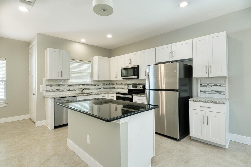 615 Spring St - Photo 1