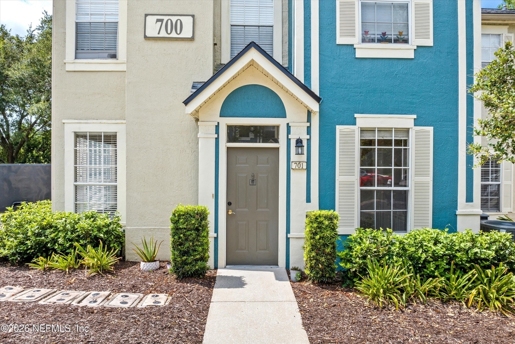 13700 Richmond Park Drive N - Photo 2