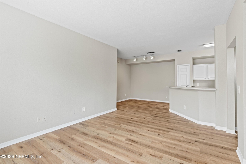 13700 Richmond Park Drive N - Photo 4