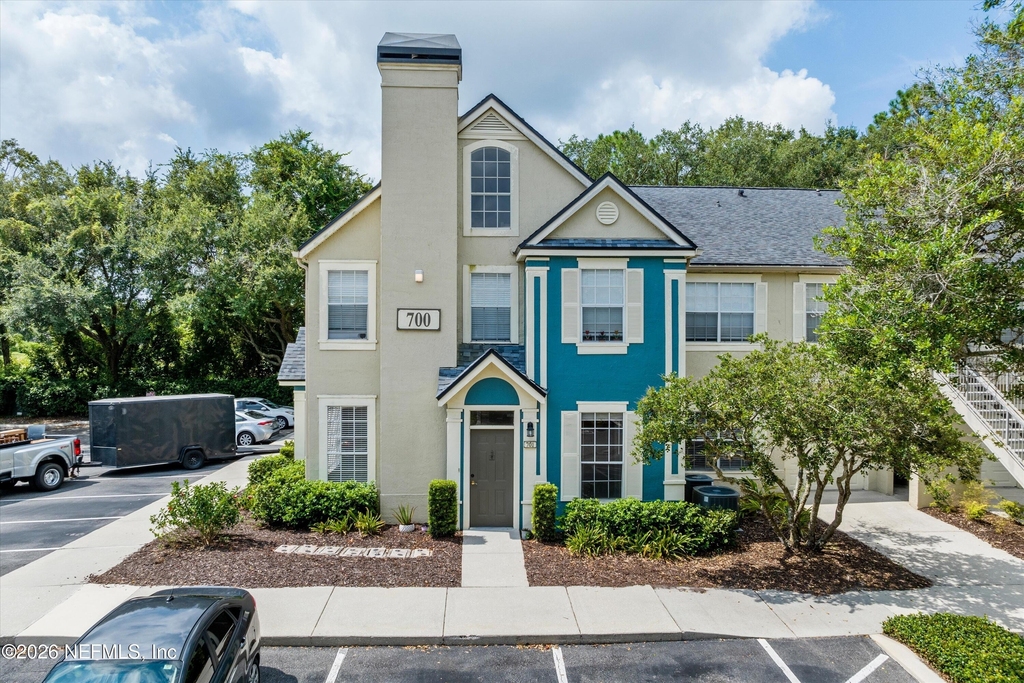 13700 Richmond Park Drive N - Photo 1