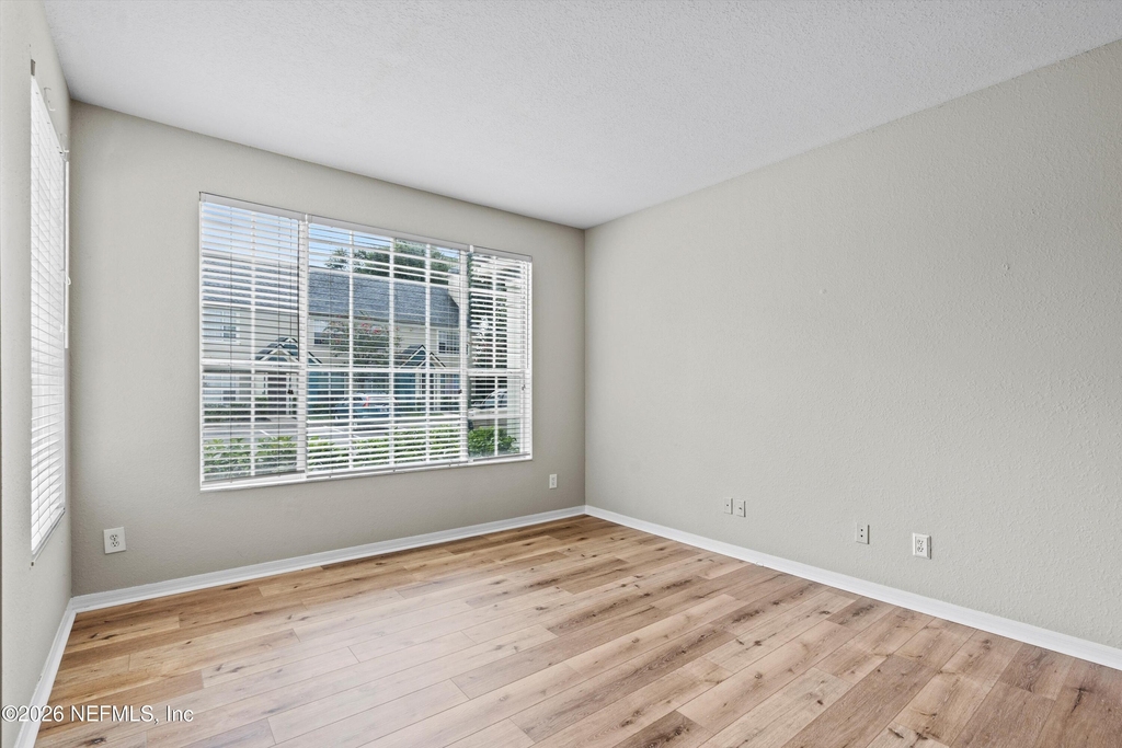 13700 Richmond Park Drive N - Photo 3