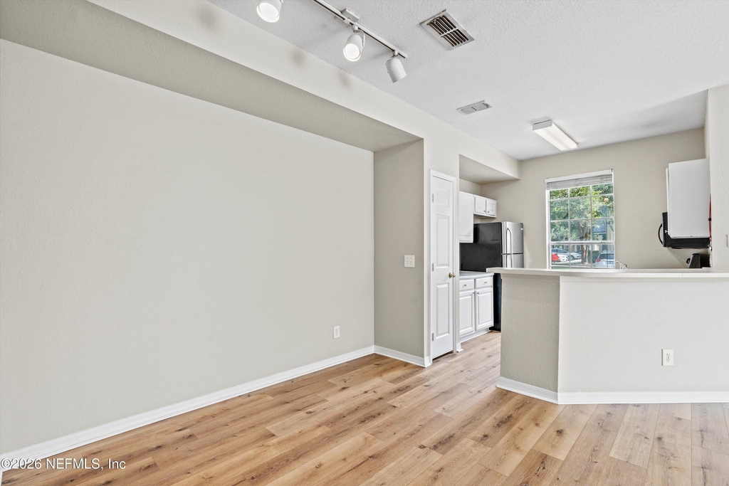 13700 Richmond Park Drive N - Photo 8