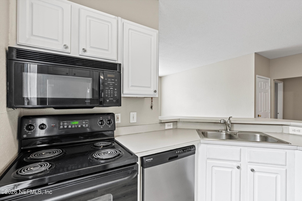 13700 Richmond Park Drive N - Photo 11