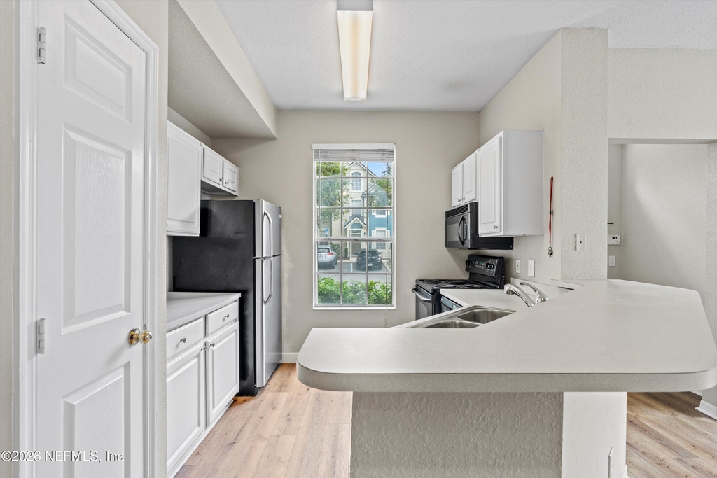 13700 Richmond Park Drive N - Photo 10