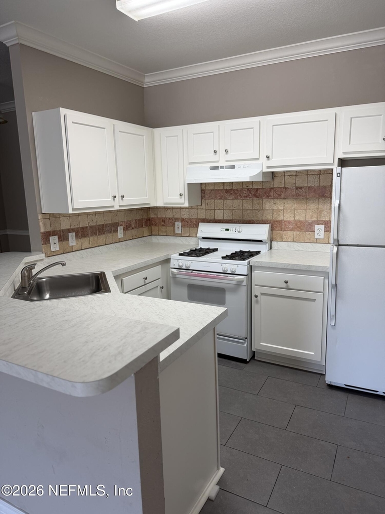 13810 Sutton Park Drive N - Photo 2