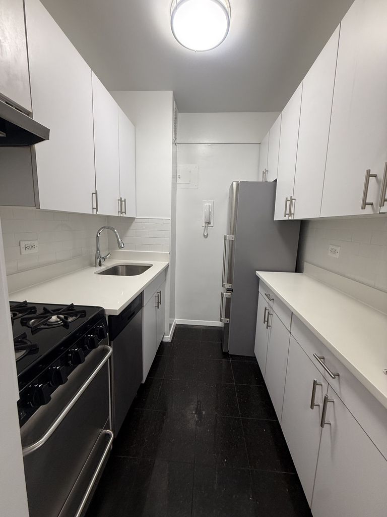 157 East 57th Street - Photo 11