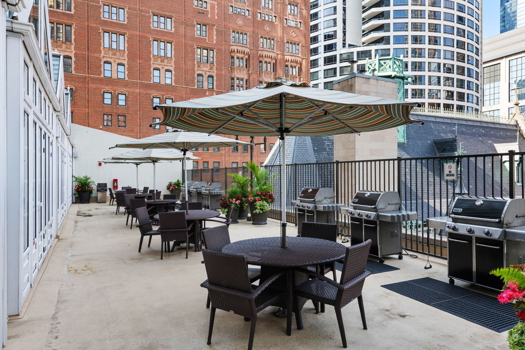 111 E Chestnut Street - Photo 16