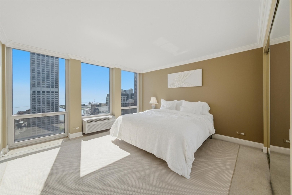 111 E Chestnut Street - Photo 2