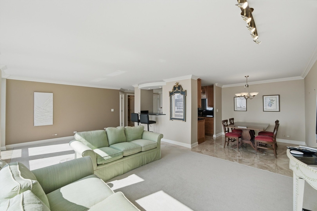 111 E Chestnut Street - Photo 6