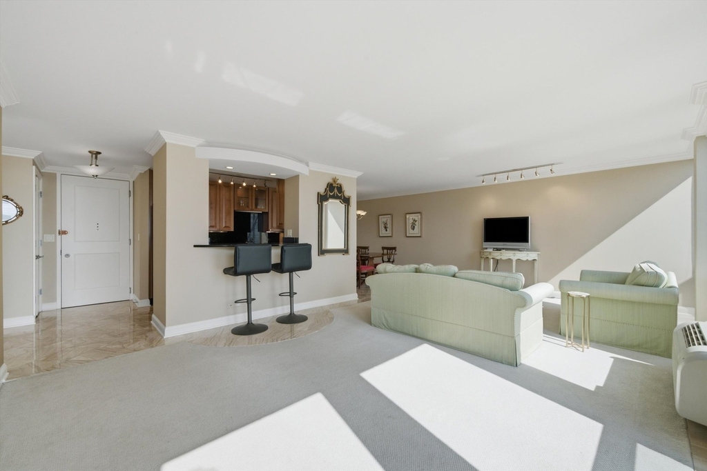 111 E Chestnut Street - Photo 5