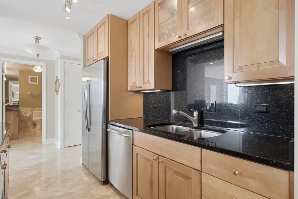 111 E Chestnut Street - Photo 10