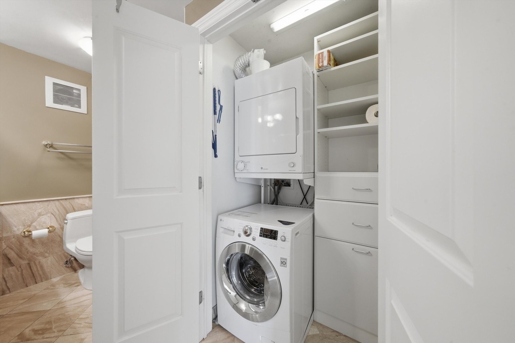 111 E Chestnut Street - Photo 14