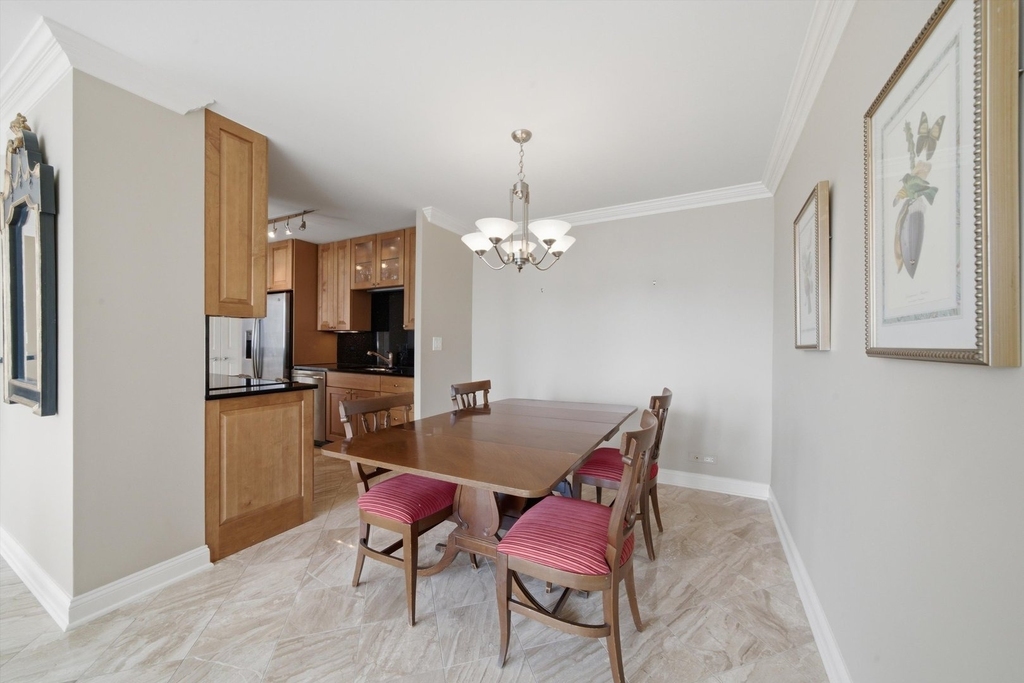 111 E Chestnut Street - Photo 7