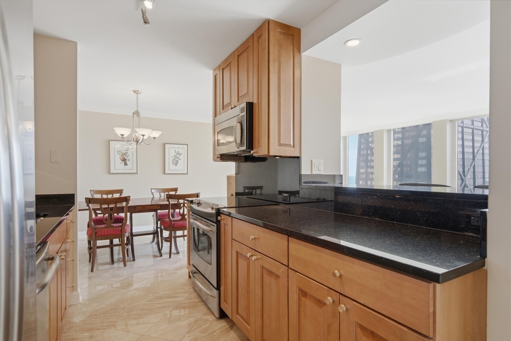 111 E Chestnut Street - Photo 9
