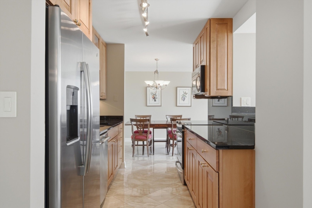 111 E Chestnut Street - Photo 8