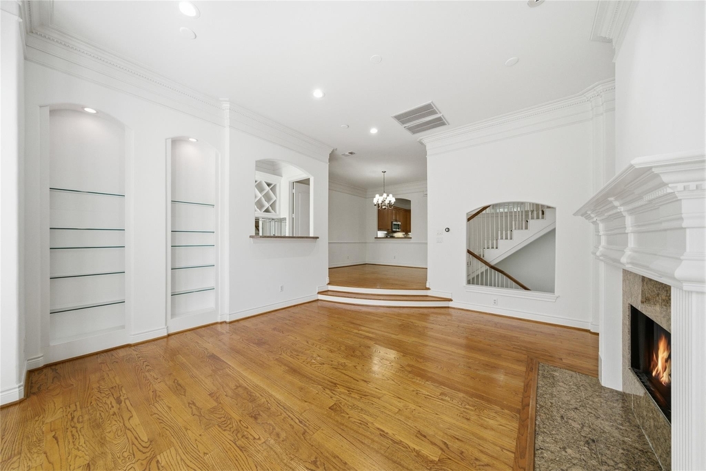 1329 Hyde Park Boulevard - Photo 9