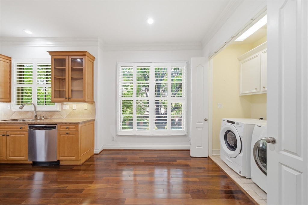 1329 Hyde Park Boulevard - Photo 16
