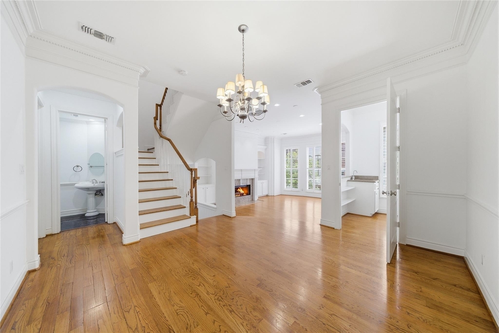 1329 Hyde Park Boulevard - Photo 7