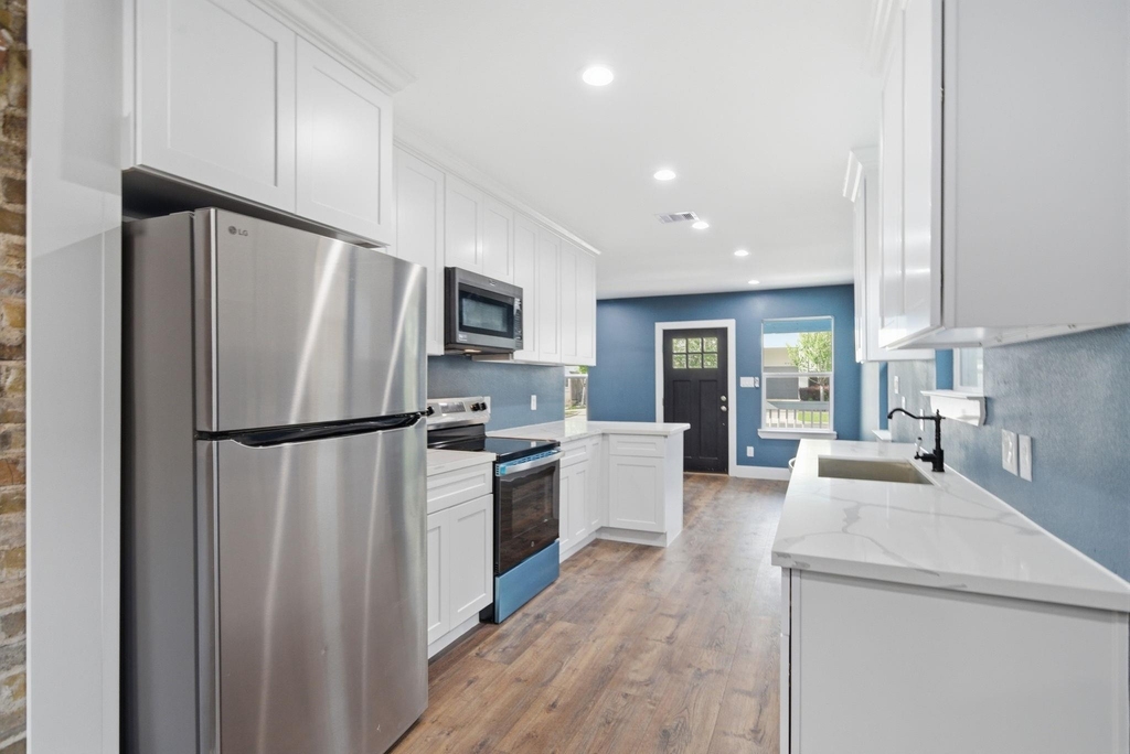 1210 Crockett Street - Photo 9