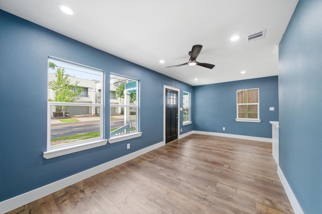 1210 Crockett Street - Photo 4