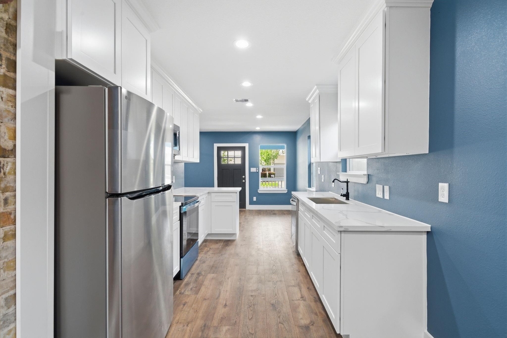 1210 Crockett Street - Photo 8