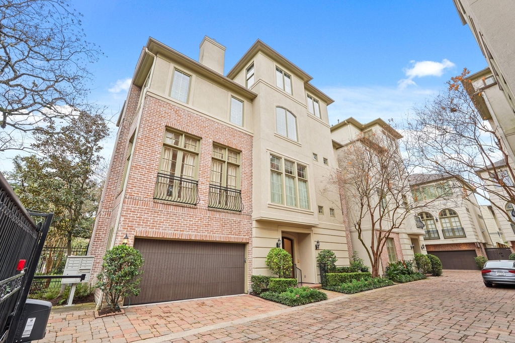 521 Lovett Boulevard - Photo 0
