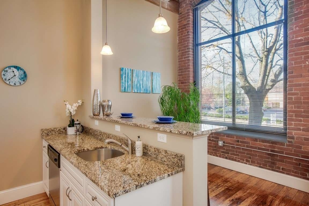 222 West - Photo 6