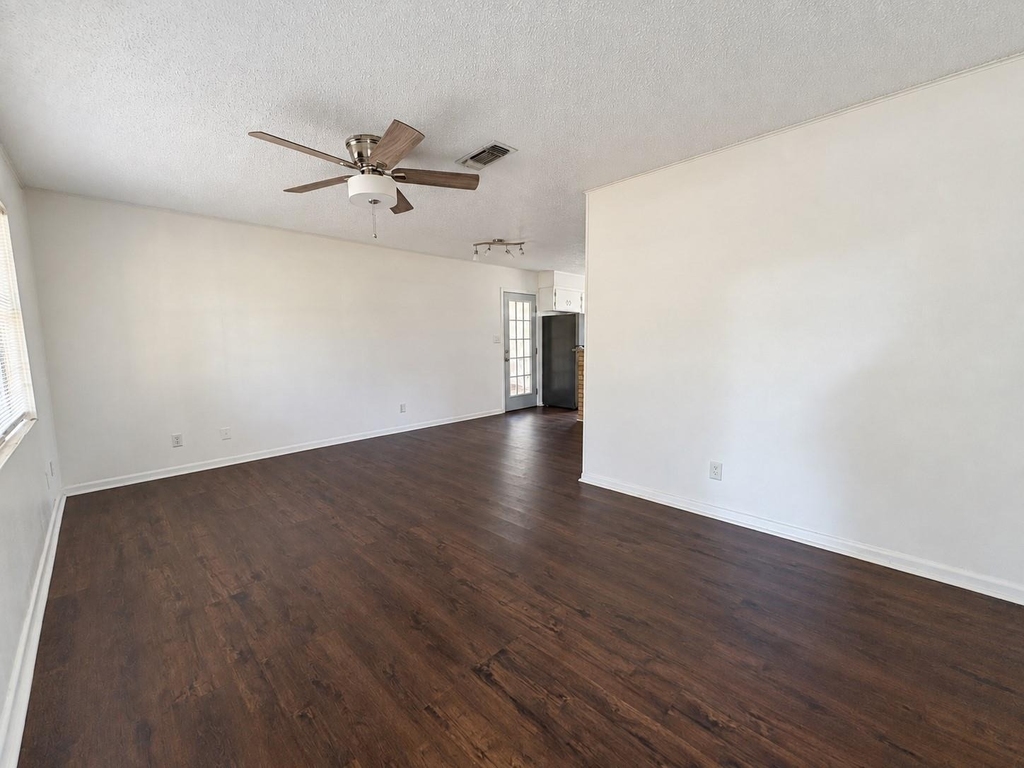 409 La Bradford Drive - Photo 2