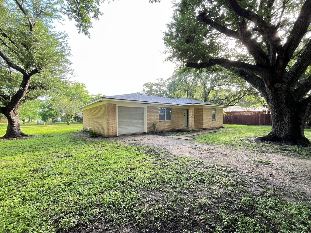 409 La Bradford Drive - Photo 1