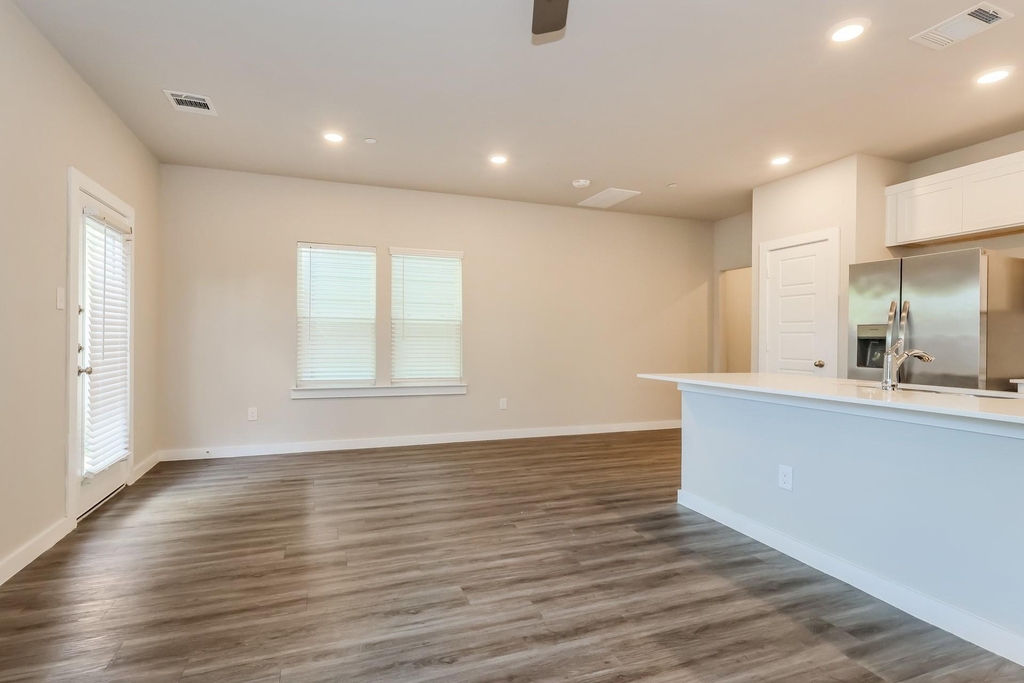 18306 W Centro Circle - Photo 4