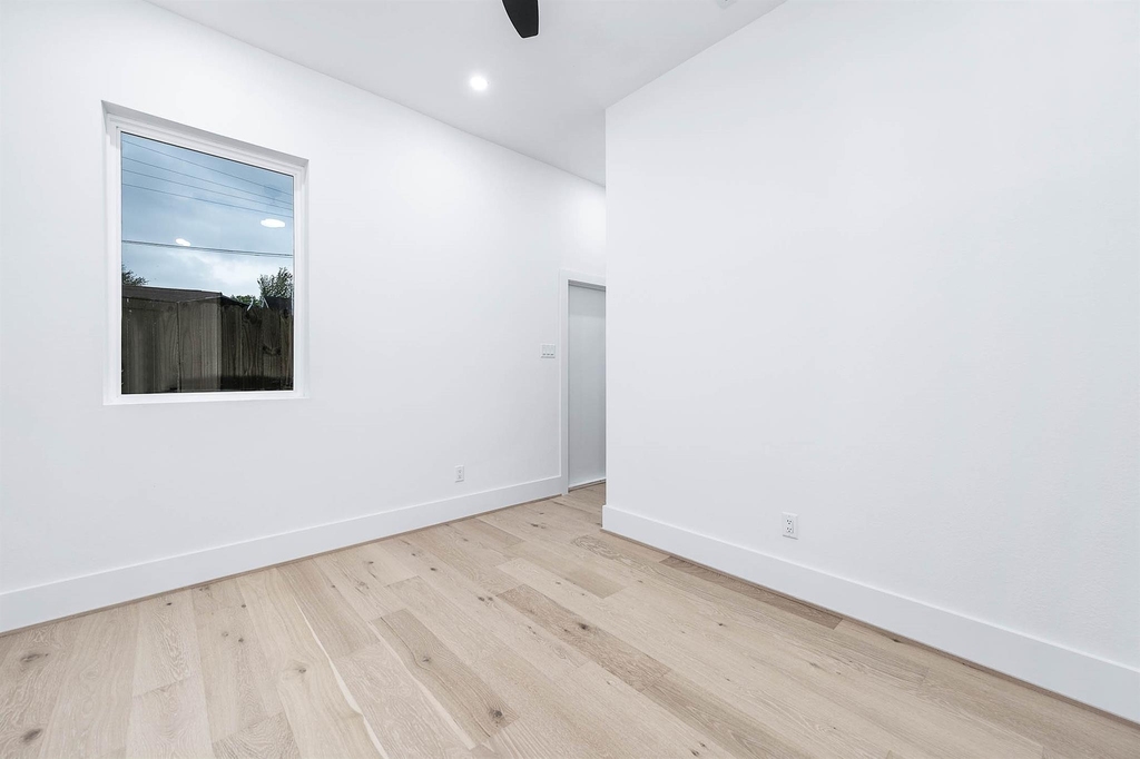 319 N Nagle Street - Photo 4