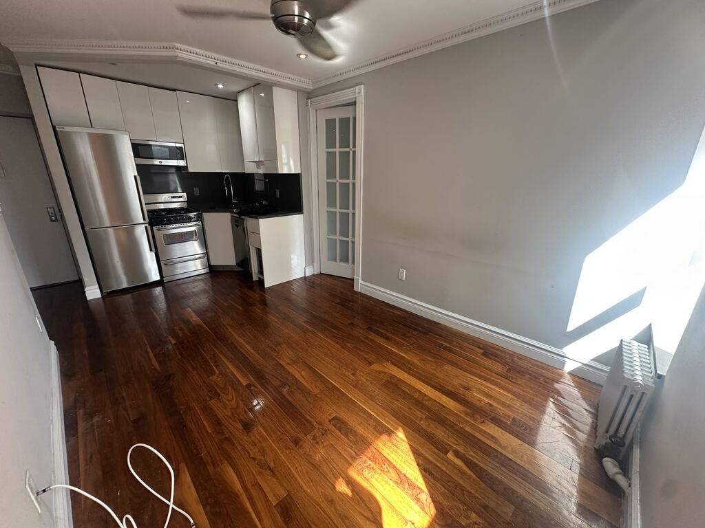 E 101 St and Lexington Ave - Photo 2