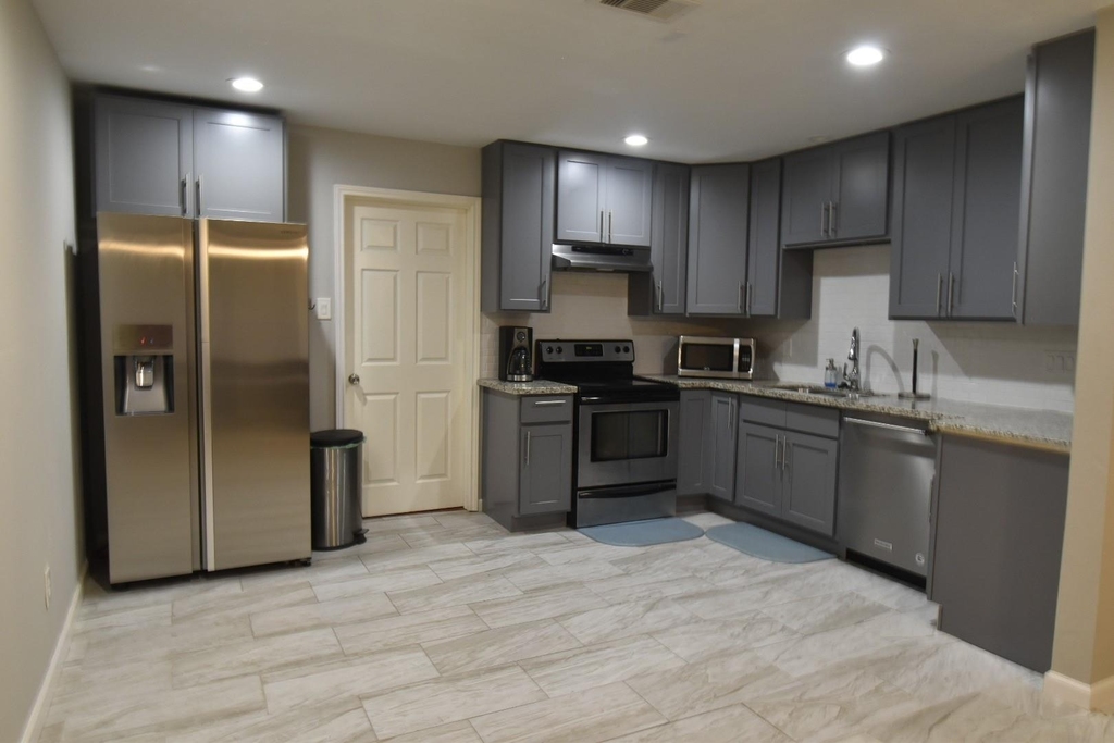 715 E 43rd Street - Photo 4