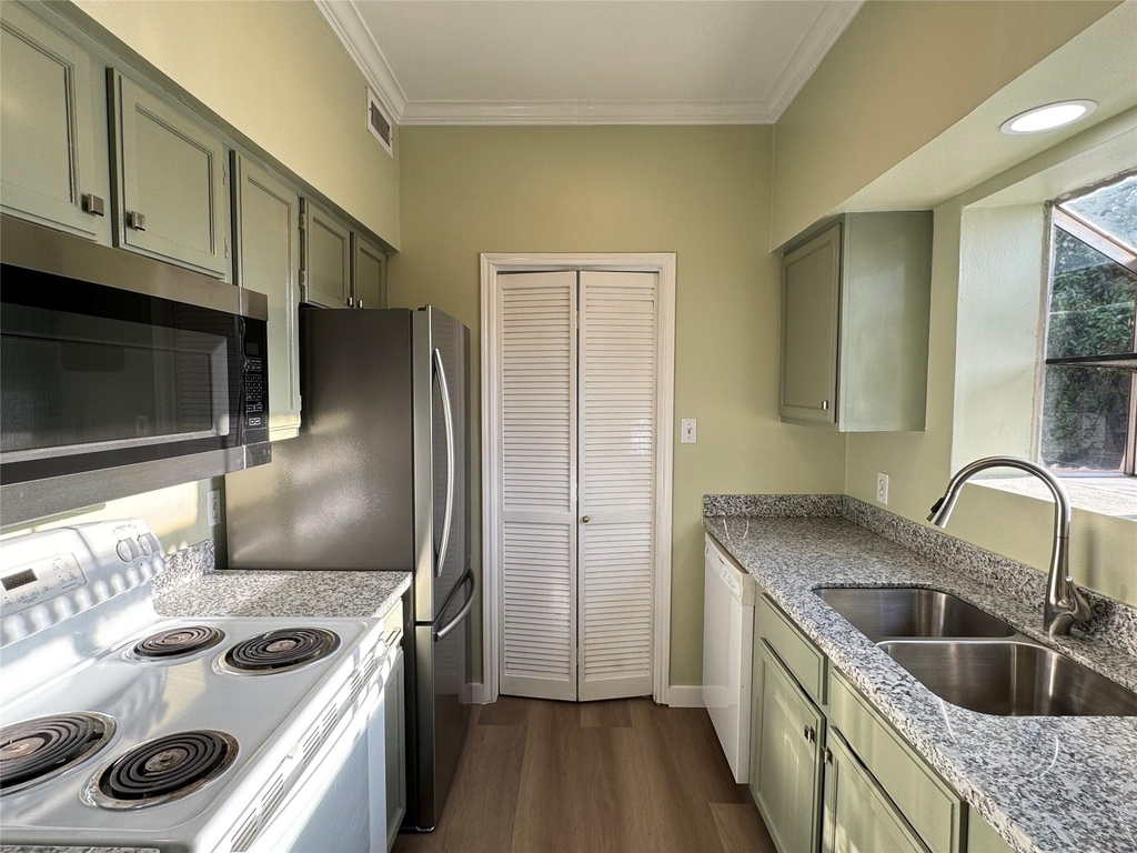6500 Harbor Town - Photo 13