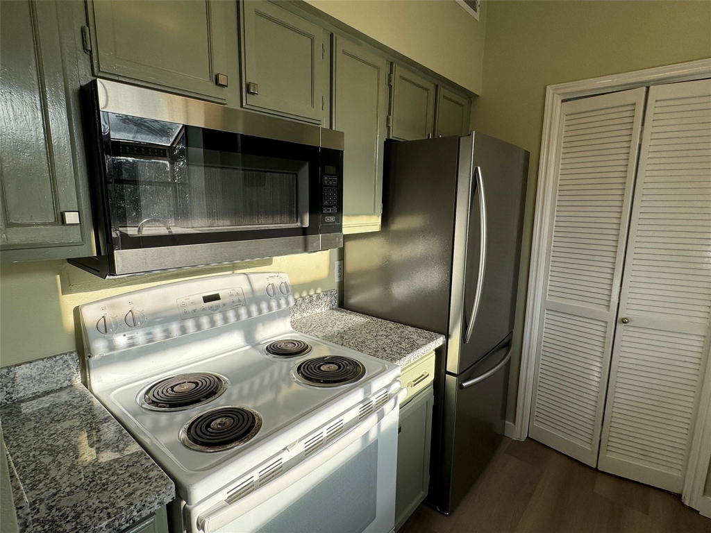 6500 Harbor Town - Photo 14