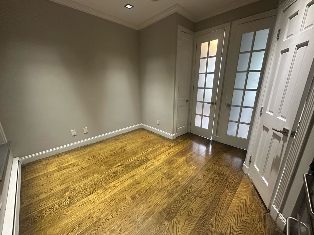 W 103rd St and Manhattan Ave - Photo 2