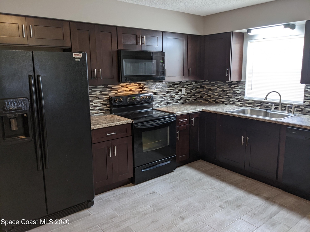 152 E Towne Place - Photo 2