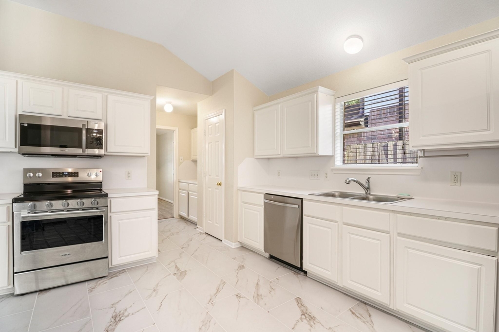 14615 Rochelle Court - Photo 10