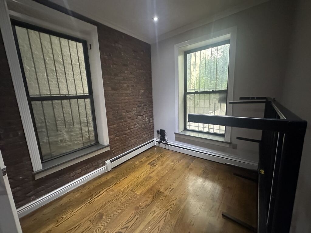 W 103rd St and Manhattan Ave - Photo 0