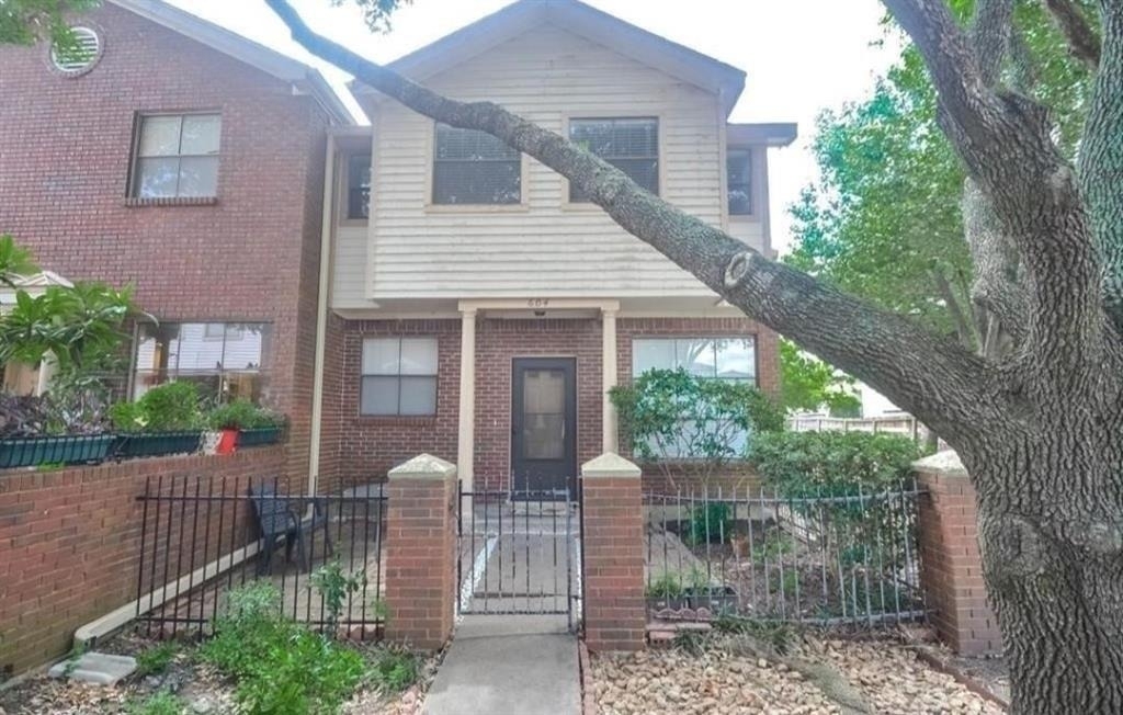1103 Dulles Avenue - Photo 2