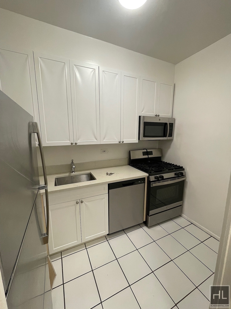 East 49 Street - Photo 5