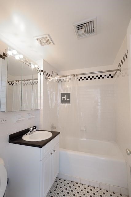 East 70 Street - Photo 4