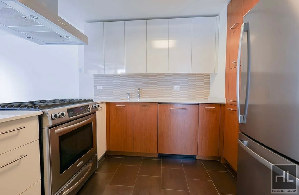 West 42nd Street - Photo 3